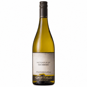 Flasche Sauvignon Blanc Eichberg Südsteiermark DAC vom Weingut Adam-Lieleg auf schwarzem Hintergrund